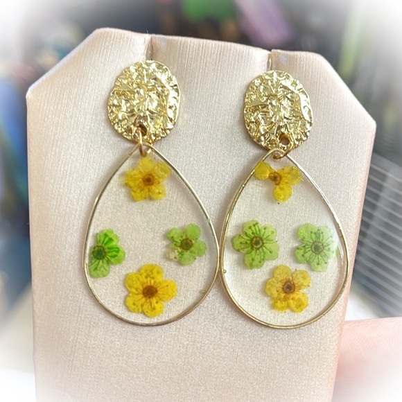 Jewelry - 💕Fun Floral Fashion Earrings💕